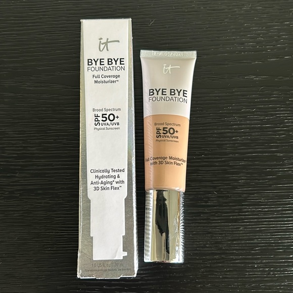 it cosmetics Other - Light medium, brand new.